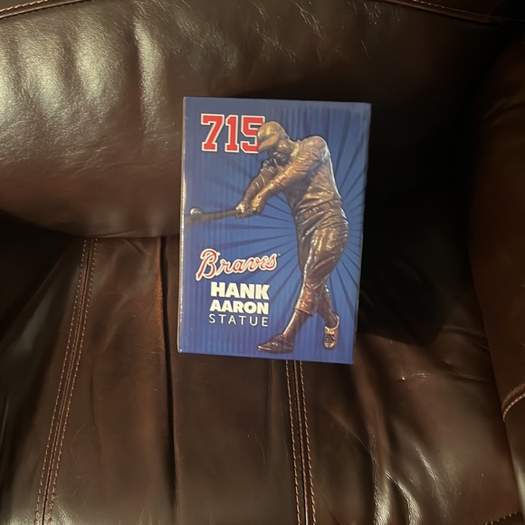 Braves fans!!  Hank Aaron Statue brand new mint condition - Picture 1 of 3